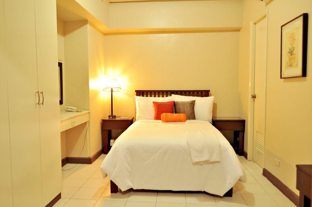 Oyo 103 Artina Suites Hotel Makati City Exterior foto